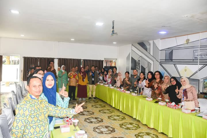 BUKA: Plt Sekdako Tebingtinggi Kamlan Mursyid ketika membuka kegiatan sosialisasi Integrasi Layanan Primer (ILP) di Pondok Bagelen, Jalan Deblod Sundoro Kota Tebingtinggi.