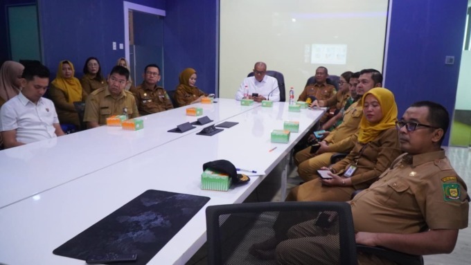 IKUTI: Pj Bupati Langkat, Faisal Hasrimy dan jajaran saat mengikuti zoom meeting.(Diskominfo Langkat/Sumut Pos)