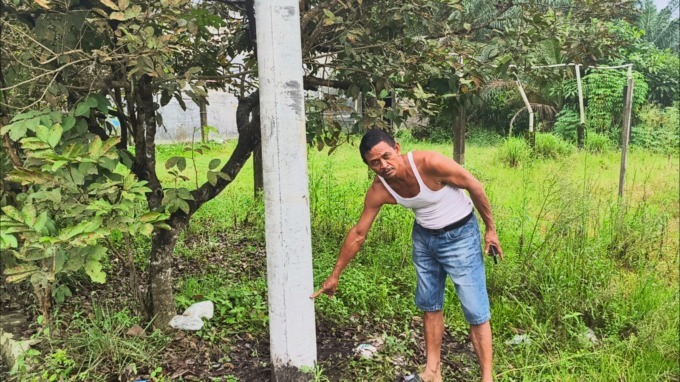 TIANG LISTRIK: Masyarakat menunjuk tiang listrik yang patah di Jalan Pacul, Lingkungan I, Kelurahan Cengkehturi, Binjai Utara.(Teddy Akbari/Sumut Pos)