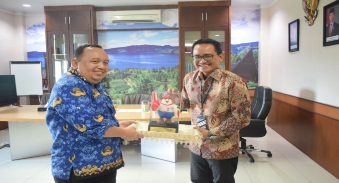 TERIMA: Kepala BPS Provinsi Sumut Asim Saputra dan didampingi oleh Kepala Bagian Umum Rahmat Gustiar menerima kunjungan Kepala KPPU Kanwil I Medan Ridho Pamungkas. ISTIMEWA/SUMUT POS