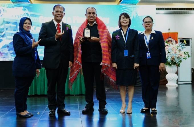 TERIMA ULOS: Kepala Dinas Kesehatan Provsu H Muhammad Faisal Hasrimy AP MAP (tengah) menerima ulos dan cendera mata saat hadiri capping dan pinning day STIKes Mitra Husada Medan. (ISTIMEWA)