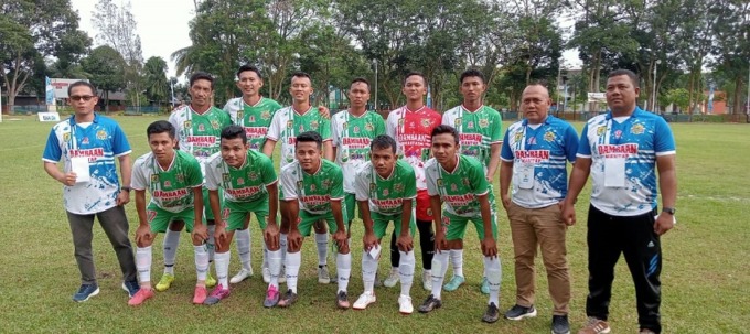 BERSAMA: Tim Ps Pemkab Sergai bersama manajer Tim Darmawan dan pelatih coach Imam Faisal didampingj Asisten Pelatih. ( FADLY/ SUMUTPOS )