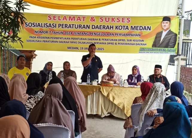 SOSIALISASI: Ketua Komisi I Fraksi Golkar, DPRD Kota Medan, Reza Pahlevi Lubis, S. Kom, dalam kegiatan Sosialisasi Peraturan Daerah Kota Medan, terkait Peraturan Nomor 7 Tahun 2024 Tentang Pengelolaan Persampahan, di Kecamatan Medan Helvetia, Minggu (19/1/25). JULAIKA/SUMUT POS