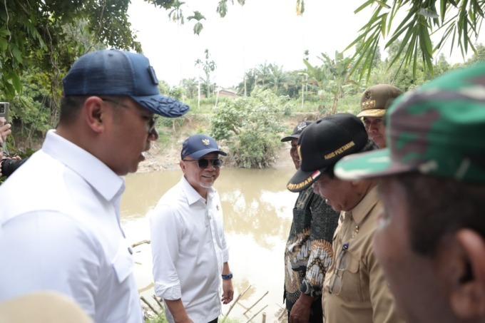 kunjungan kerja Menteri Koordinator Bidang Pangan Republik Indonesia, Dr. (H.C.) Zulkifli Hasan, S.E., M.M., ke Desa Dalu Sepuluh-B, Kecamatan Tanjung Morawa, Sumatera Utara, pada 21 Januari 2025.