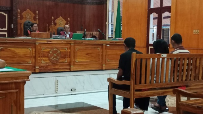 SIDANG: Tiga terdakwa kasus penganiayaan jukir, menjalani sidang dakwaan di PN Medan, Rabu (22/1). AGUSMAN/SUMUT POS