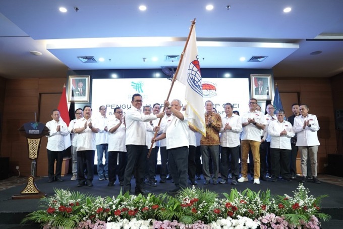 Menteri Perdagangan Budi Santoso menyerahkan Petaka kepada Ketua Umum GPEI Benny Soetrisno saat melantik pengurus DPP GPEI periode 2024-2029 di kantor Kementerian Perdagangan Jakarta, Rabu (22/1/2025).