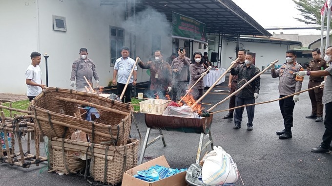 BERSAMA: Kejari Sergai Rufina Ginting SH MH bersama Institusi terkait saat bakar barang bukti. ( FADLY/SUMUT POS)