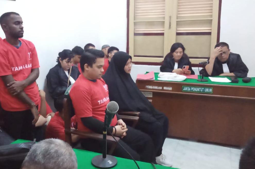 SIDANG PUTUSAN: Dua terdakwa ayah tiri dan ibu kandung penganiaya anak hingga tewas, menjalani sidang putusan di PN Medan, Kamis (23/1/2025). ASGUSMAN/SUMUT POS