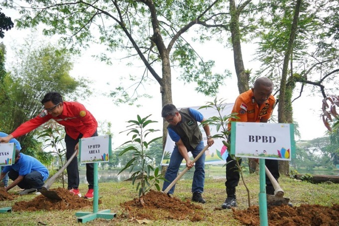 VP HTD Area 1 PLN Purnamajati (tengah) bersama Basarnas dan BPBD serta melakukan penanaman pohon di Taman Cadika Johor pada Rabu (22/01).