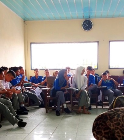 MATERI: Para siswa siswi serius mendengarkan materi yang disampaikan dosen Institut Kesehatan Helvetia menggelar PKM dalam Meningkatkan literasi tentang perilaku seksual yang bertanggungjawab. ISTIMEWA/SUMUT POS