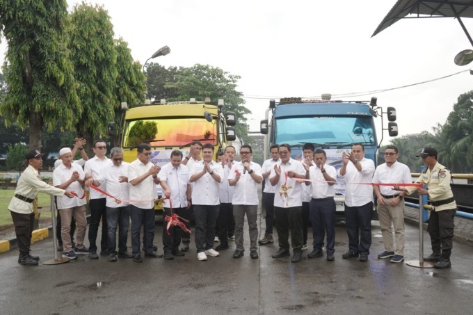 PELEPASAN: Pelepasan truk tangki berisi CPO model IP menuju PT Musim Mas dilakukan Region Head PTPN IV Regional I Rurianto didampingi SEVP Operation I Budi Susilo, SEVP Operation II Joni Raja Siregar, SEVP Bussines Support Tengku Rinel, jajaran Kepala Bagian dan Pengawas Wilayah PTPN IV Regional I, General Manajer Distrik Serdang 1 dan 2 serta Manajer Kebun rantai pasok se-Distrik Serdang 1 dan 2.