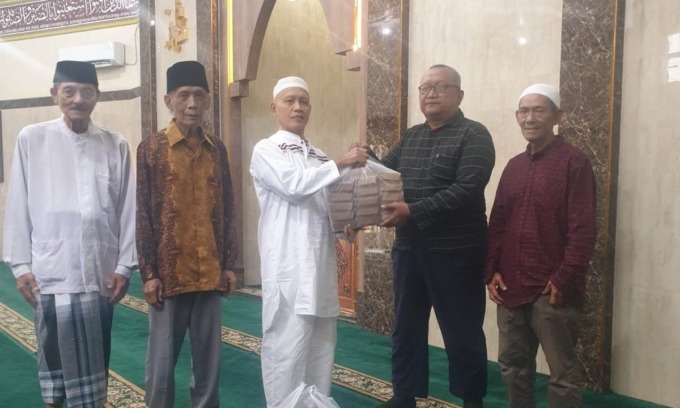 BERBAGI: Perwakilan Alumni Smanju 84 Darwan Sapta dan Rizanur (kanan) menyerahkan nasi kotak kepada pengurus Masjid Amar Maqruf, Jalan Pertemuan Medan Perjuangan, Jumat (24/1/2025). (Dok. pribadi)