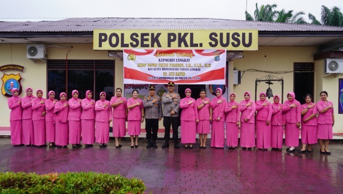 DIABADIKAN: Kapolres Langkat dan Ketua Bhayangkari Polres Langkat diabadikan bersama ibu-ibu bhayankari Polsek Pangkalansusu. SAHRUL/SUMUT POS