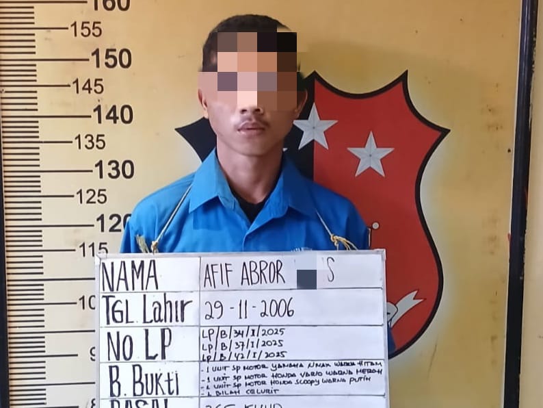 BEGAL: Tersangka Afif (18) pelaku pencurian dengan kekerasan (begal) yang selama ini meresahkan warga. Pelaku merupakan warga Kelurahan Tanah 600, yang ditangkap pada Kamis, 23 Januari 2025, setelah menjadi buronan selama beberapa hari.