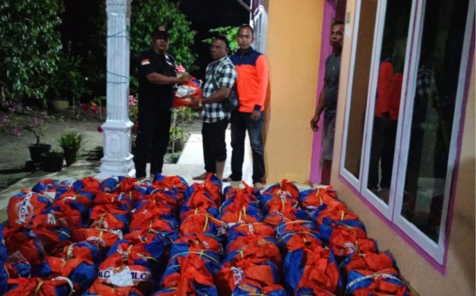 SALURKAN: Pihak BPBD Sergai saat berikan bantuan paket sembako kepada Kades Bukit Cermai Hilir untuk dibagikan kepada warga terdampak banjir. ( FADLY/SUMUT POS)