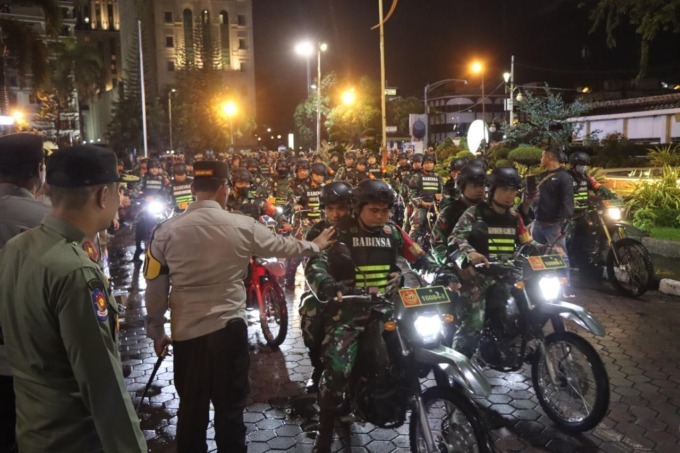 PATROLI: Kapolrestabes Medan, Kombes Pol Gidion Arif Setyawan melepas patroli gabungan TNI-Polri di malam tahun baru Imlek, Selasa (28/1) malam. ISTIMEWA/SUMUT POS