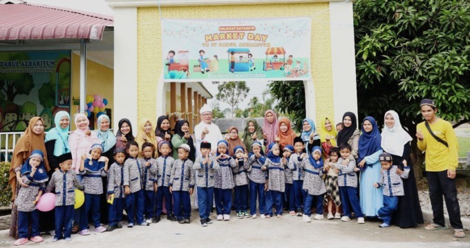 MARKET DAY: Buya Prof Dr KH Amiruddin MS MA MBA PhD menghadiri market day di TK Daarul Azhariyun.(ISTIMEWA)