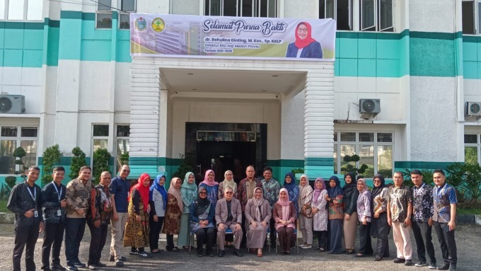 FOTO BERSAMA: Direktur RSU Haji Medan dr Rehulina Ginting foto bersama jajaran rumah sakit saat momen perpisahan, Jumat (31/1).