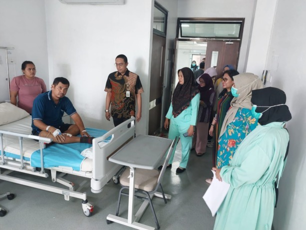 PELAYANAN: Direktur RSUD H Bachtiar Djafar Medan dr Irliyan Saputra, SPOG saat mengunjungi kamar pasien untuk memantau pelayanan medis yang optimal.