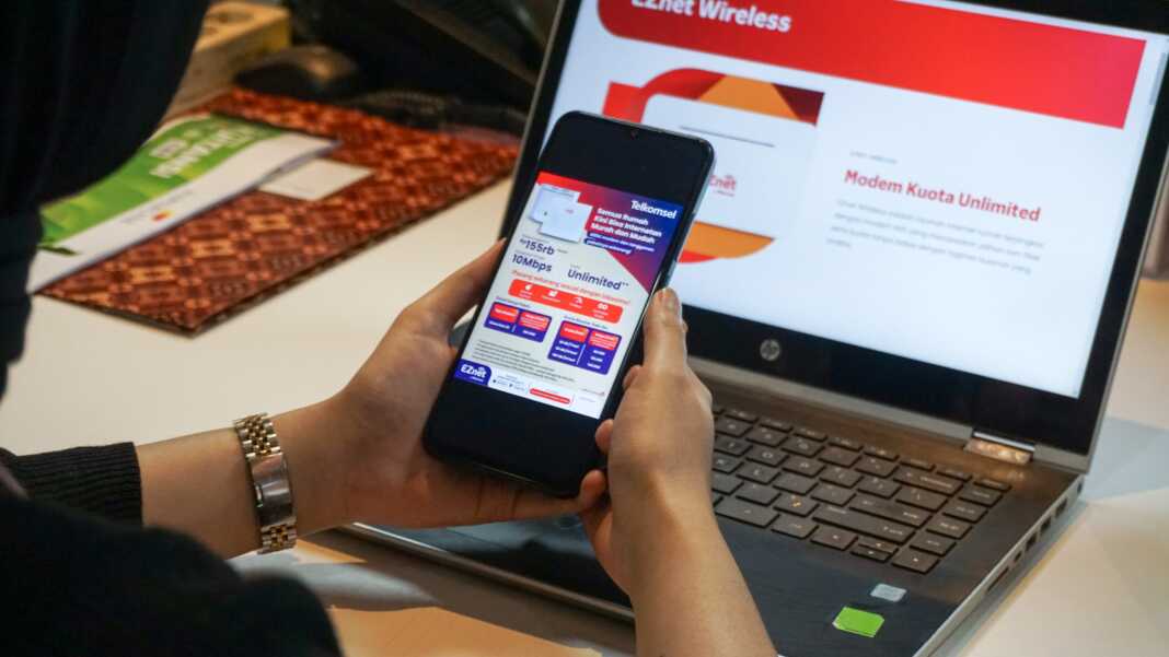 Telkomsel meluncurkan paket EZnet Wireless, paket internet rumah yang menawarkan akses internet cepat, stabil, dan terjangkau tanpa kabel. EZnet Wireless dirancang sebagai solusi internet rumah yang dapat memberikan pengalaman digital lebih baik untuk berbagai kebutuhan, mulai dari bekerja, belajar, hingga menikmati hiburan di rumah. Dengan kecepatan hingga 10 Mbps dan kuota unlimited dengan batas pemakaian wajar hingga 120GB, pelanggan dapat menikmati akses internet yang stabil dan optimal tanpa khawatir kehabisan kuota.