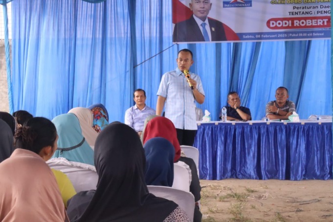 Anggota DPRD Medan dari Fraksi Partai Demokrat, Dodi Robert Simangunsong menggelar sosialisasi Perda di Jalan Syahruddin Kelurahan Sitirejo IIi, Medan Amplas, Sabtu (8/2/2025). (Foto: Dokumentasi Pribadi)