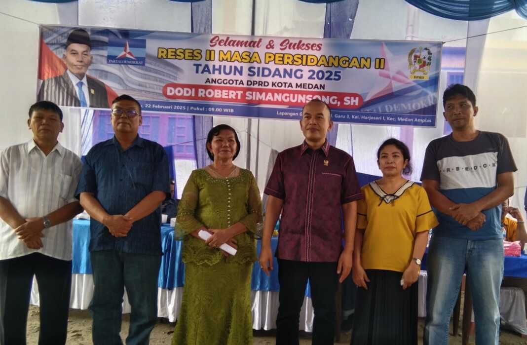 Anggota DPRD Kota Medan Dodi Robert Simangunsong (tiga kanan) foto bersama warga yang hadir dalam reses yang digelarnya di Lapangan Gereja HKBP Jalan Garu III Kelurahan Harjosari 1 Medan Amplas, Sabtu (22/2/2025).