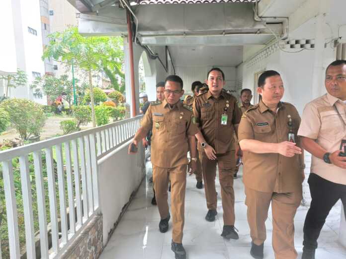 SIDAK: Wakil Wali Kota Medan H Zakiyuddin Harahap saat sidak ke RSUD Pirngadi Medan.