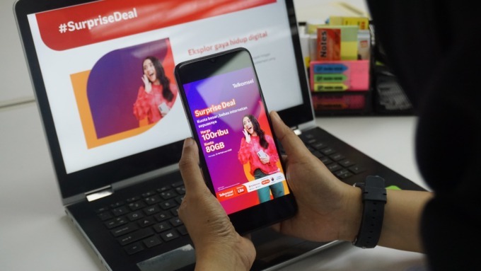 Telkomsel kembali menghadirkan penawaran spesial bagi pelanggan Telkomsel Prabayar melalui program Surprise Deal. Dalam program ini, pelanggan dapat menikmati paket internet dengan jumlah kuota besar hingga 80GB hanya dengan harga Rp100 ribu. Penawaran ini berlaku dari tanggal 17-19 Februari 2025. Pelanggan Telkomsel Prabayar dapat membeli paket Surprise Deal melalui aplikasi MyTelkomsel atau dengan mengakses layanan UMB *363*70#