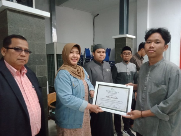 Ketua Yayasan Syafaat Tahfiz Quran An Nur, dr Hj Netty Harnita Sp THT KL didampingi Sekretaris Yayasan Drs Rivai Nasution MM menyerahkan sertifikat penghargaan kepada santri penghafal 30 Juz Alquran.