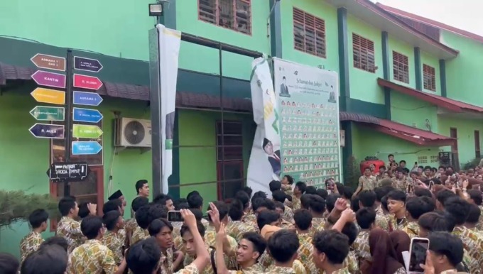 DEMO: Ratusan siswa MAN 2 Model Medan, melakukan demonstrasi di pelataran sekolah buntut terancam tak bisa mengikuti SNBP, Jumat (7/2).