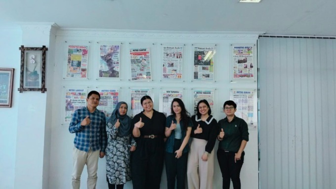 BERKUNJUNG: Group Marketing Manager Ismaya Group Sarah Merci (tiga dari kiri), PR Manager Rheina Ariestia Djafar (dua dari kanan) dan Marketing Executive Djournal Intan Zulfa (tiga dari kanan), saat berkunjung ke redaksi Harian Sumut Pos, Jalan Sisingamangarakaja Medan, Jumat (7/2)