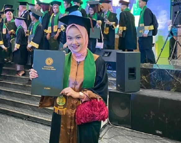 WISUDA: Putri Ceo Sumut24 Group, Gandhis Dwi Febrian diabadikan usai menjalani wisuda di USU, Sabtu (8/2/25). FOTO: ISTIMEWA/SUMUT POS