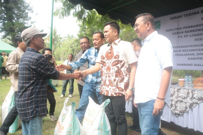 BANTUAN: Wabup Sergai, Adlin Tambunan saat pemberian bantuan pupuk kepada petani. (FADLY/SUMUT POS )