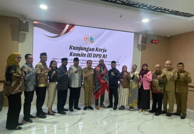 Rombongan Komite III DPD RI foto bersama Pj Gubsu Agus Fatoni usai raker bersama Pemprov Sumut, Senin (10/2/2025).