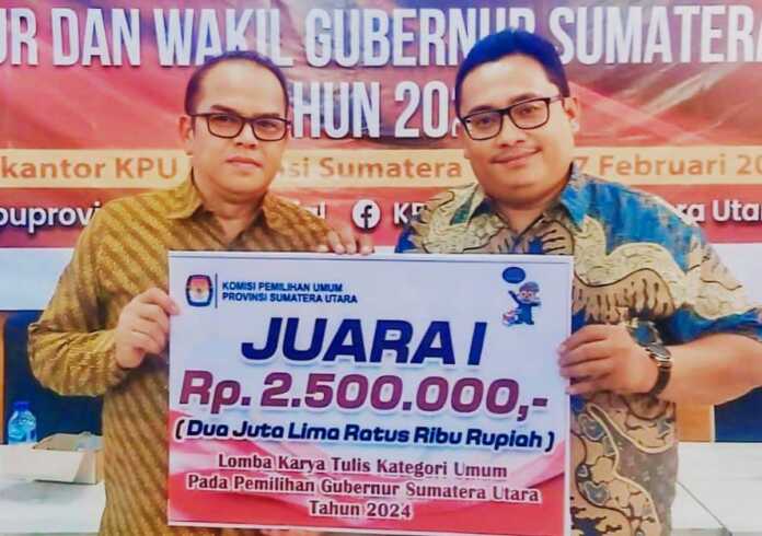 JUARA: Ramen A Purba (kanan) menerima hadiah lomba karya tulis Pilkada yang diserahkan ketua KPU Provinsi Sumatera Utara. (ISTIMEWA)