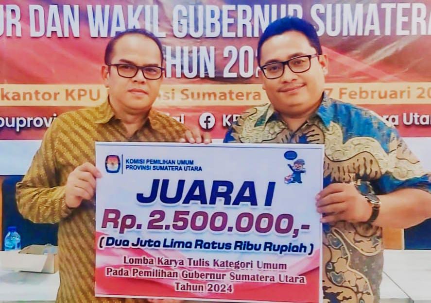 JUARA: Ramen A Purba (kanan) menerima hadiah lomba karya tulis Pilkada yang diserahkan ketua KPU Provinsi Sumatera Utara. (ISTIMEWA)