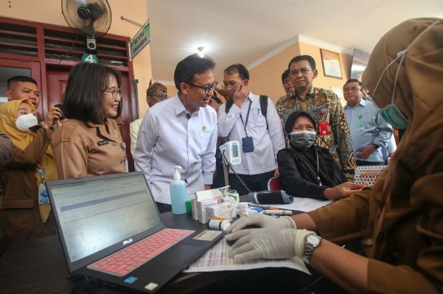 Menkes Budi Gunadi Sadikin saat meninjau pelaksanaan program cek kesehatan gratis di puskesmas di Surabaya, Senin (10/2/2025).