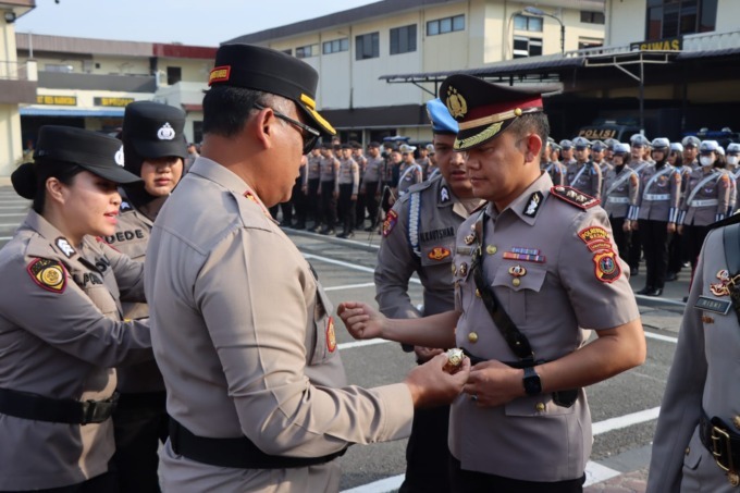 SERTIJAB: Kapolrestabes Medan, Kombes Pol Gidion Arif Setyawan menyertijabkan jabatan PJU dan Kapolsek, Selasa (11/2). AGUSMAN/SUMUT POS