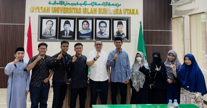 SILATURAHIM: Ketua Umum Yayasan UISU Ir Indra Gunawan MP (5 kiri) menerima silaturahim pengurus UKDM UISU. (ISTIMEWA)