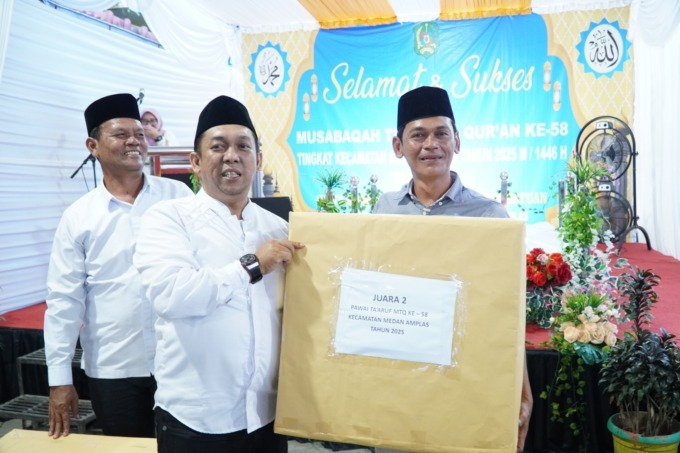 TERIMA: Lurah Bangun Mulia Kecamatan Medan Amplas, Ogie Pasila Tanjung,SH (paling kanan) menerima hadiah juara dua pada lomba Pawai Ta'aruf MTQN Tingkat Kecamatan Medan Amplas, Rabu (12/2/2025).(Tomi Sanjaya Lubis/Sumut Pos )