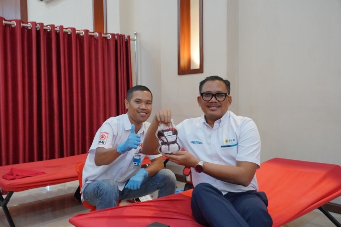 General Manager bersama petugas PMI berfoto usai pengambilan donor darah.