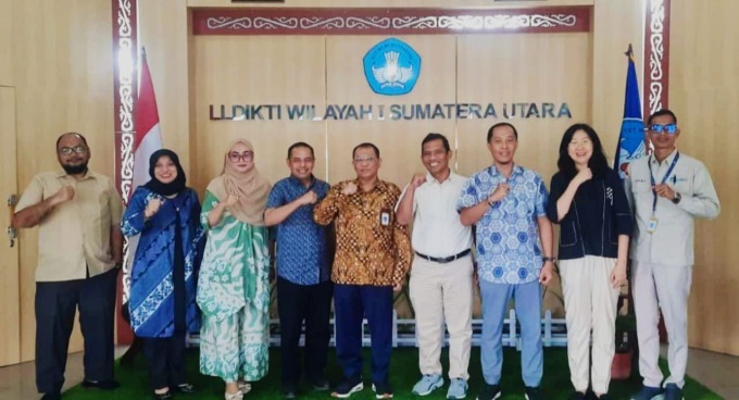 PELITA INDONESIA: Prof Saiful Anwar Matondang MA PhD (tengah) bersama Ketua Umum Pelita Indonesia Akhwanul Akmal SP MSi (4 kiri) dan pimpinan politeknik swasta di Sumut, Kamis (13/2).