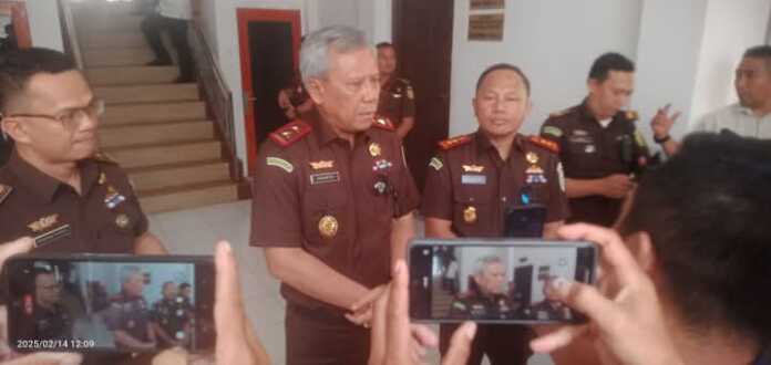 DIDAMPINGI: Kejatisu, Idianto, SH, MH, saat diwawancarai didampingi Kajari dan Kasi Inteljen Kejari Nisel. Jum'at (14/2). ISTIMEWA/SUMUT POS