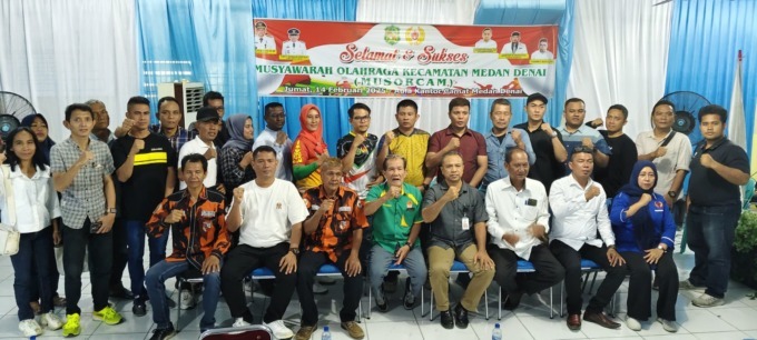 BERSAMA: Koordinator KONI Kecamatan Medan Denai Tommy Bollin bersama perwakilan kecamatan, KONI Medan dan peserta Musorcam Denai. (Dok KONI Medan)