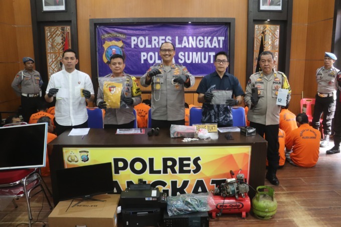 BARANG BUKTI: Kapolres Langkat, AKBP David Triyo Prasojo, SH, SIK, MSi, menunjukkan barang bukti yang diamankan dari 70 tersangka.(SAHRUL/SUMUT POS)