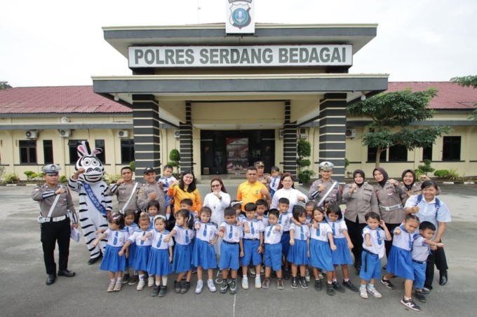 FOTO BERSAMA: Wakapolres Sergai Kompol Mukmin Rambe foto bersama siswa / siswi sekolah Santo Yoseph Sei Rampah ( 15/02). ( FADLY/SUMUT POS)