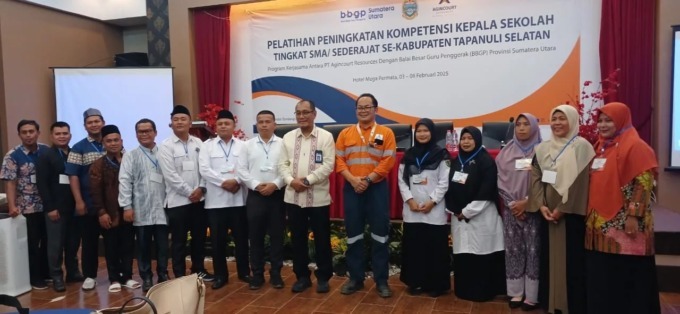 BERSAMA: Perwakilan PT Agincourt Resources bersama peserta kompetensi Kepala Sekolah SMA Sederajat se-Kabupaten Tapanuli Selatan. (Dok PTAR)