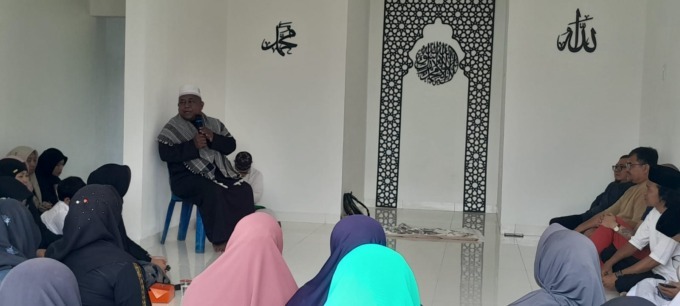 TASYAKURAN: Ustad Razali Taat saat memberikan tausiah pada tasyakuran Pondok Qur'an dan Mushola Al Lukman.