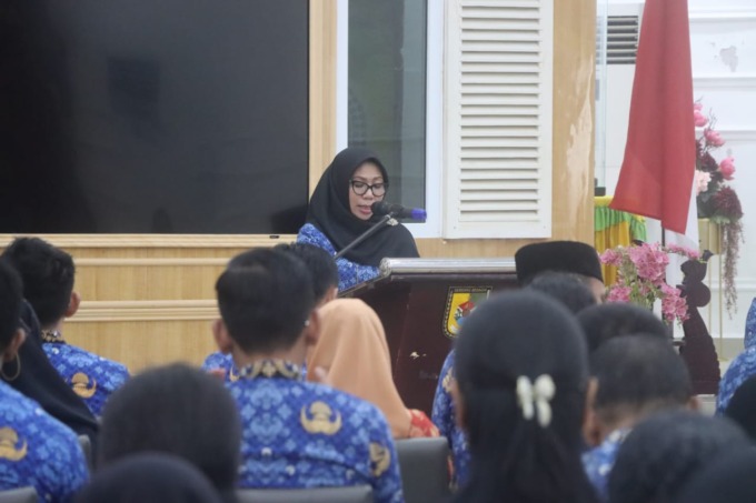 SAMBUTAN: PJ Sekdakab Sergai Rusmiani Purba saat menyampaikan sambutan Bupati Sergai Darma Wijaya. (Media Center Sergai to Sumut Pos )