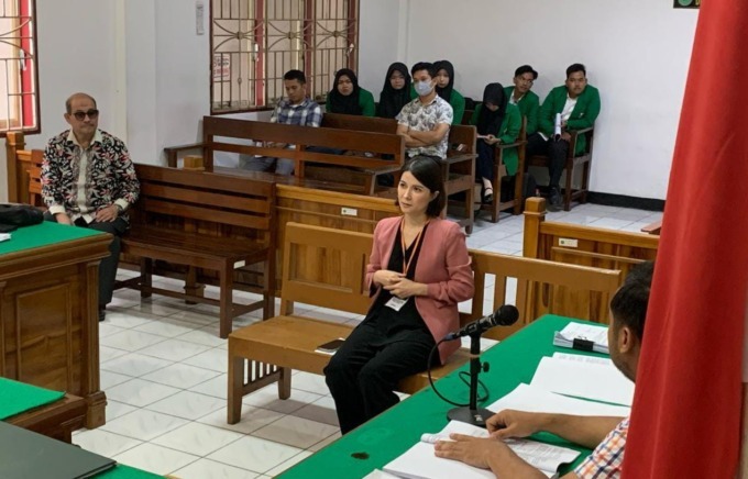 SIDANG: Angelina Chen terdakwa kasus penghinaan saat menjalani sidang putusan di PN Medan, Selasa (18/2/2025) sore. AGUSMAN/SUMUT POS